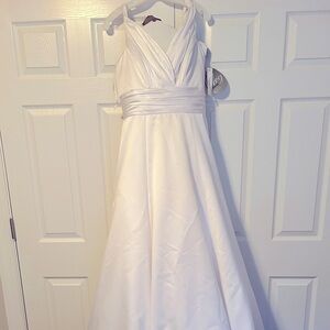Brand new wedding dress - never worn!